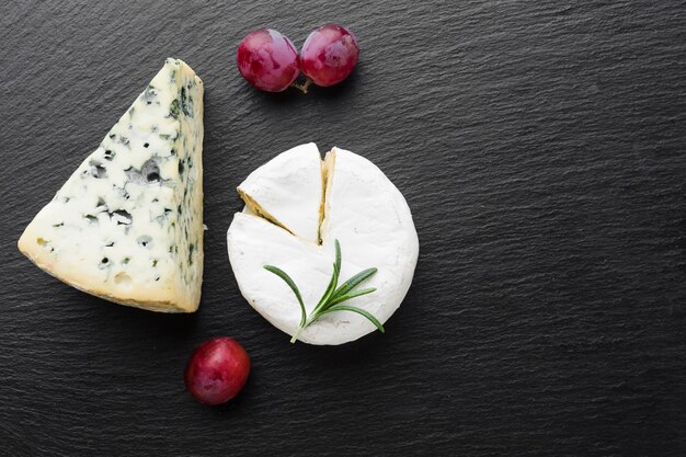 Flat lay blue cheese camembert y uvas con espacio de copia