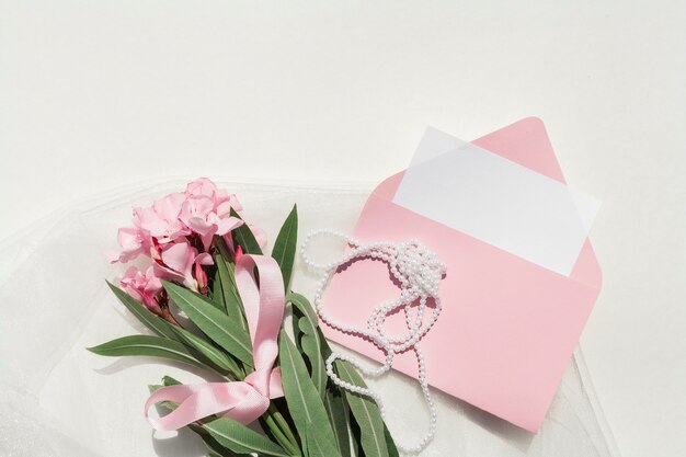 Flat lay bouquet de flores de color rosa con arreglos de boda