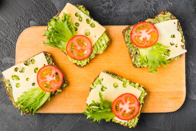 Flat lay de comida sana de tabla de madera