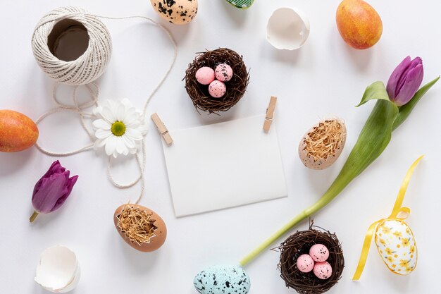 Flat lay decoraciones de pascua y huevos