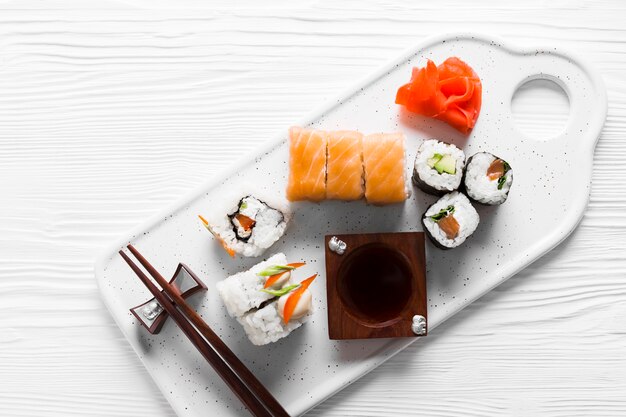 Flat lay deliciosa comida de sushi