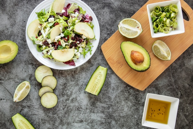 Foto gratuita flat lay deliciosa ensalada con aguacate