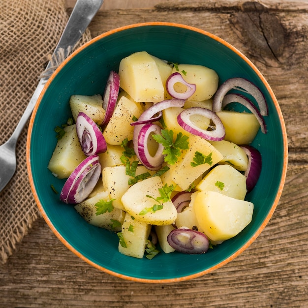 Flat lay deliciosa ensalada de papas