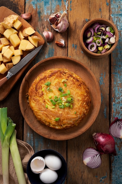 Flat lay delicioso bodegón de tortilla española