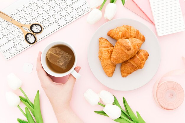 Foto gratuita flat lay delicioso croissant para el desayuno