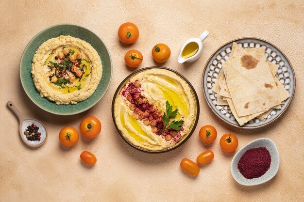 Flat lay delicioso hummus en un plato bodegón