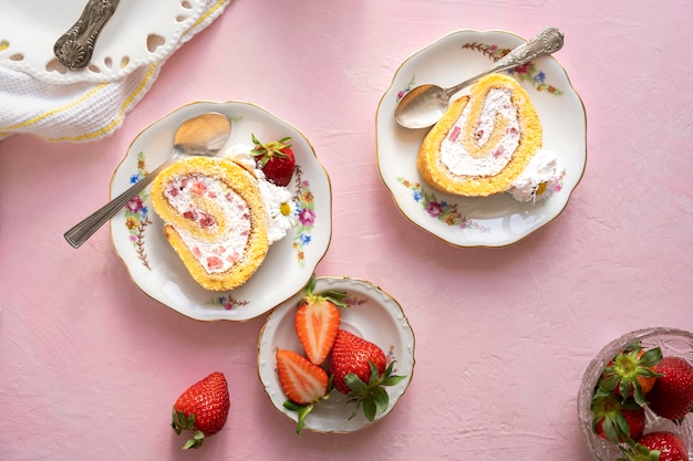 Foto gratuita flat lay delicioso pastel y fresas