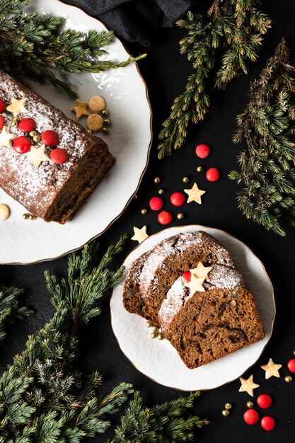 Flat lay delicioso pastel en rodajas para la fiesta de navidad