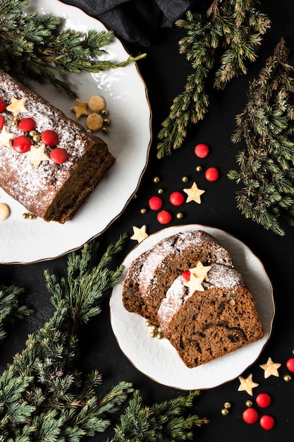 Flat lay delicioso pastel en rodajas para la fiesta de navidad