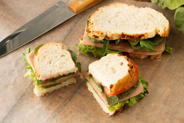 Flat lay delicioso sándwich con verduras
