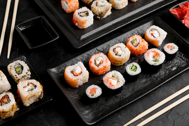 Foto gratuita flat lay delicioso sushi con salsa