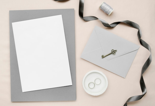 Flat lay elegante papelería de boda