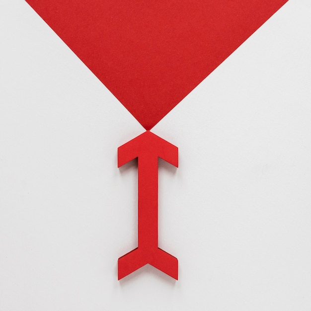 Flat lay flecha roja y punta de flecha sobre fondo blanco