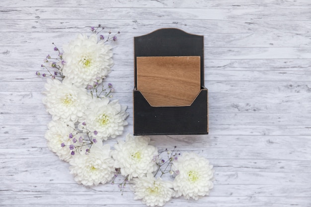 Flat lay de flores y maceta de madera