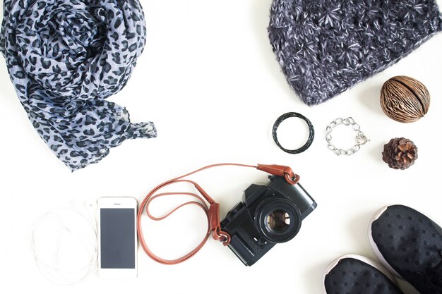 Flat lay fotografía con cámara, teléfono móvil, accesorios de moda, artículos esenciales para la mujer, vista aérea, vista superior