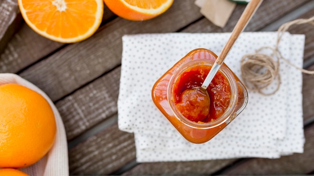 Flat lay fruta fresca y mermelada de naranja casera