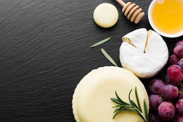 Flat lay gourmet camembert queso uvas y miel con espacio de copia