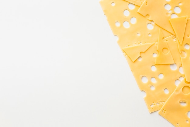 Flat lay gourmet lonchas de queso emmental con espacios de copia