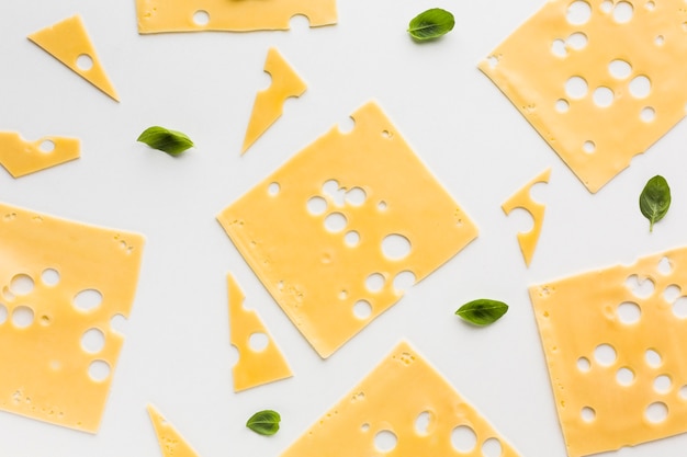 Flat lay gourmet lonchas de queso emmental