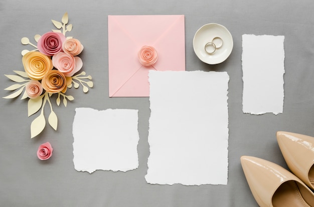 Foto gratuita flat lay hermosa invitación de boda