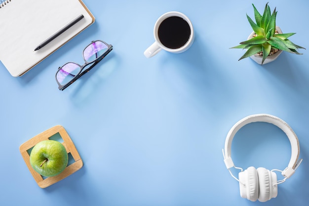 Flat lay hobby estudio y concepto de trabajo sobre fondo azul.