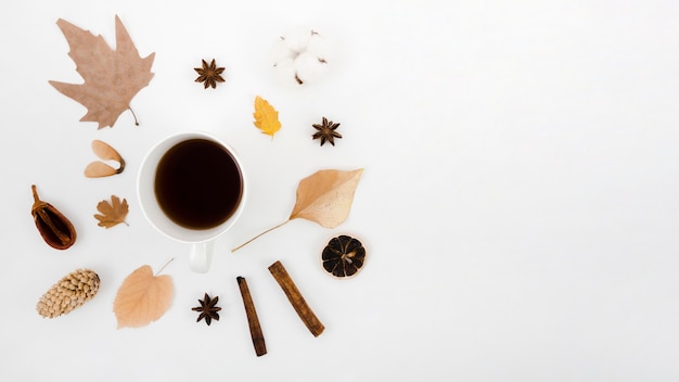 Flat lay hojas de otoño con café