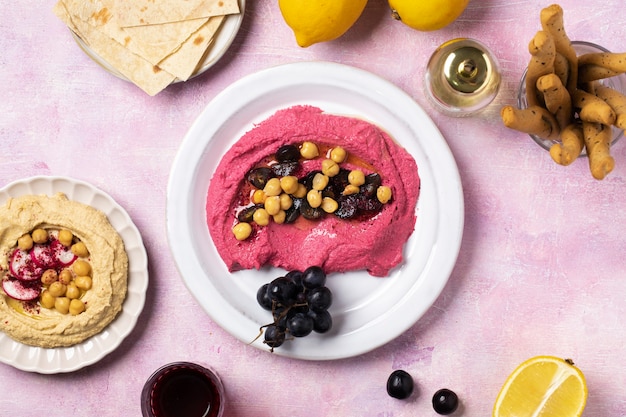 Foto gratuita flat lay hummus en plato bodegón