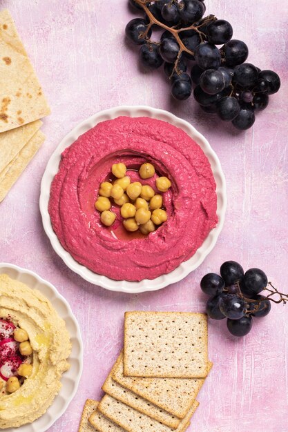 Flat lay hummus en plato bodegón