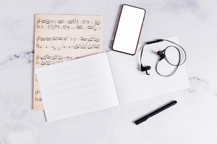 Foto gratuito flat lay de libro abierto para notas de música