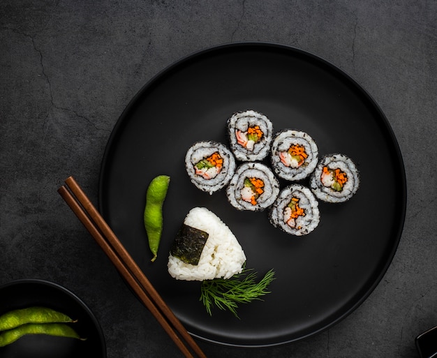 Flat lay maki sushi con arroz y palillos