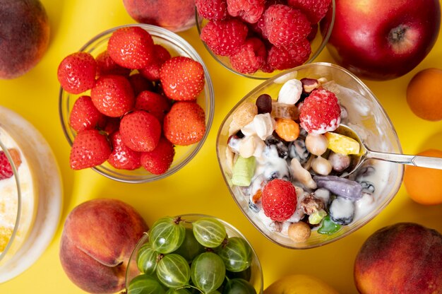 Flat lay musli yogurt y frutas arreglo