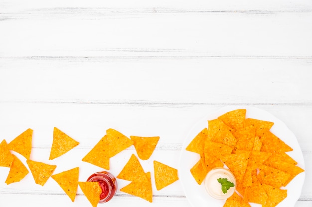 Foto gratuita flat lay de nachos con copyspace