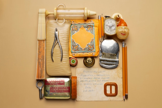 Foto gratuita flat lay objetos vintage naturaleza muerta