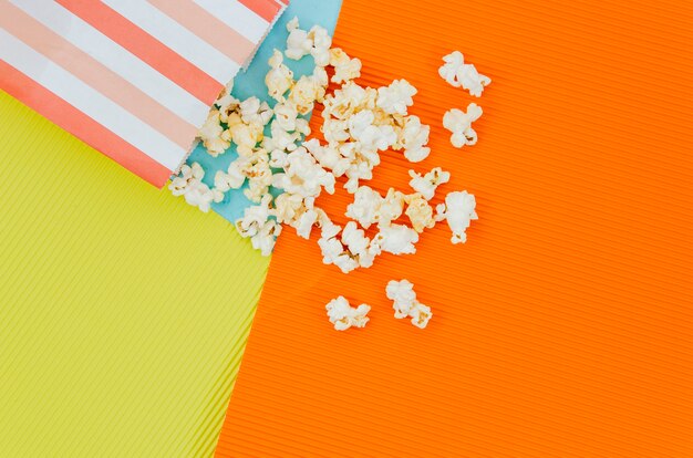 Flat lay de palomitas para concepto de cine