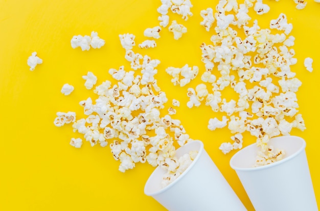 Flat lay de palomitas para concepto de cine