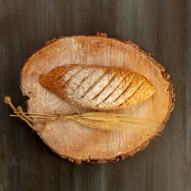 Foto gratuita flat lay pan horneado sobre tabla de madera