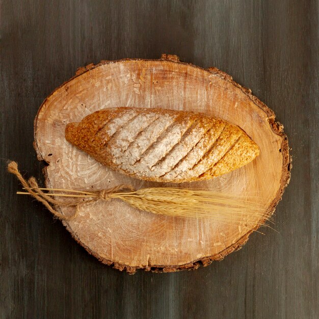Flat lay pan horneado sobre tabla de madera