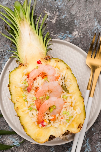 Flat lay piña y camarones