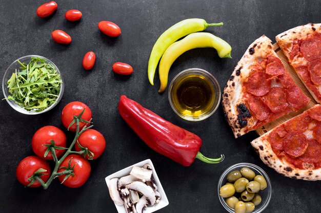 Flat lay pizza sobre fondo de estuco