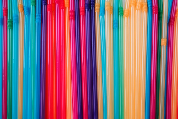 Foto gratuita flat lay popotes de plástico de colores