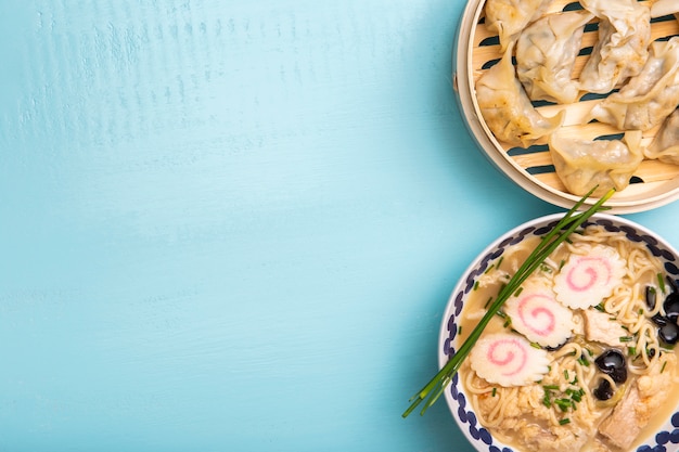 Foto gratuita flat lay ramen y albóndigas en vapor con espacio de copia