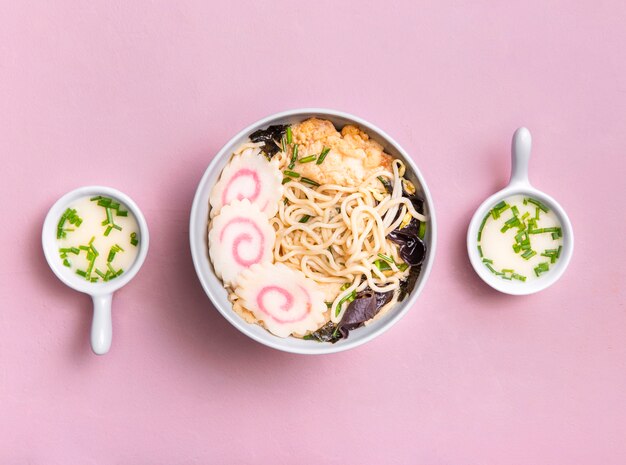 Flat lay ramen sopa y salsa