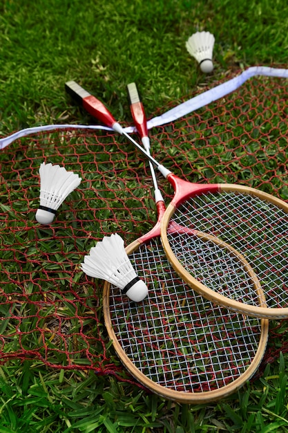 Flat lay raquetas de bádminton bodegón