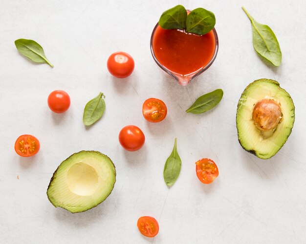 Flat lay rodajas de aguacate con tomate