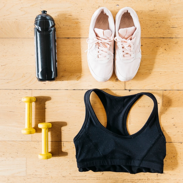 Flat lay de ropa de deportes de mujer