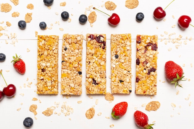 Flat lay snack bares con frutas