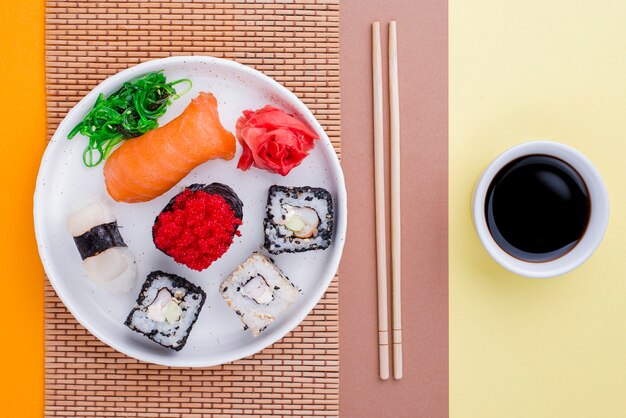 Flat lay soya souce y sushi