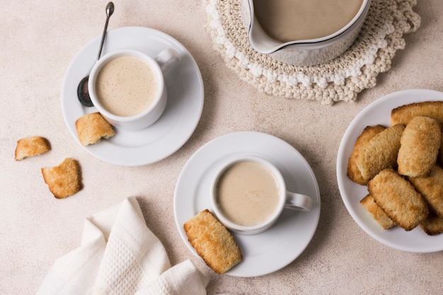 Flat lay surtido de café y leche con desayuno snack