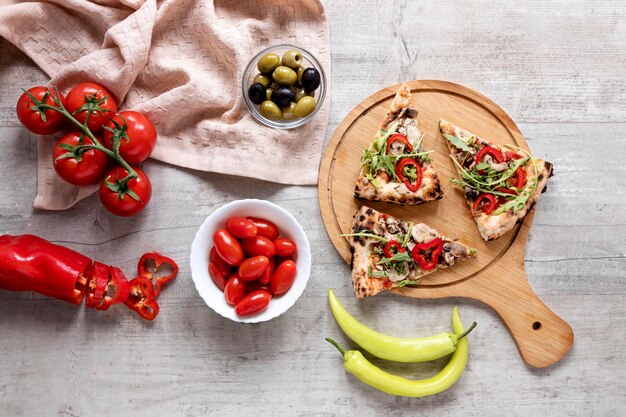 Flat lay surtido de comida sabrosa