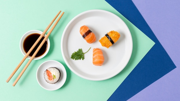 Flat lay sushi fresco y salsa de soja